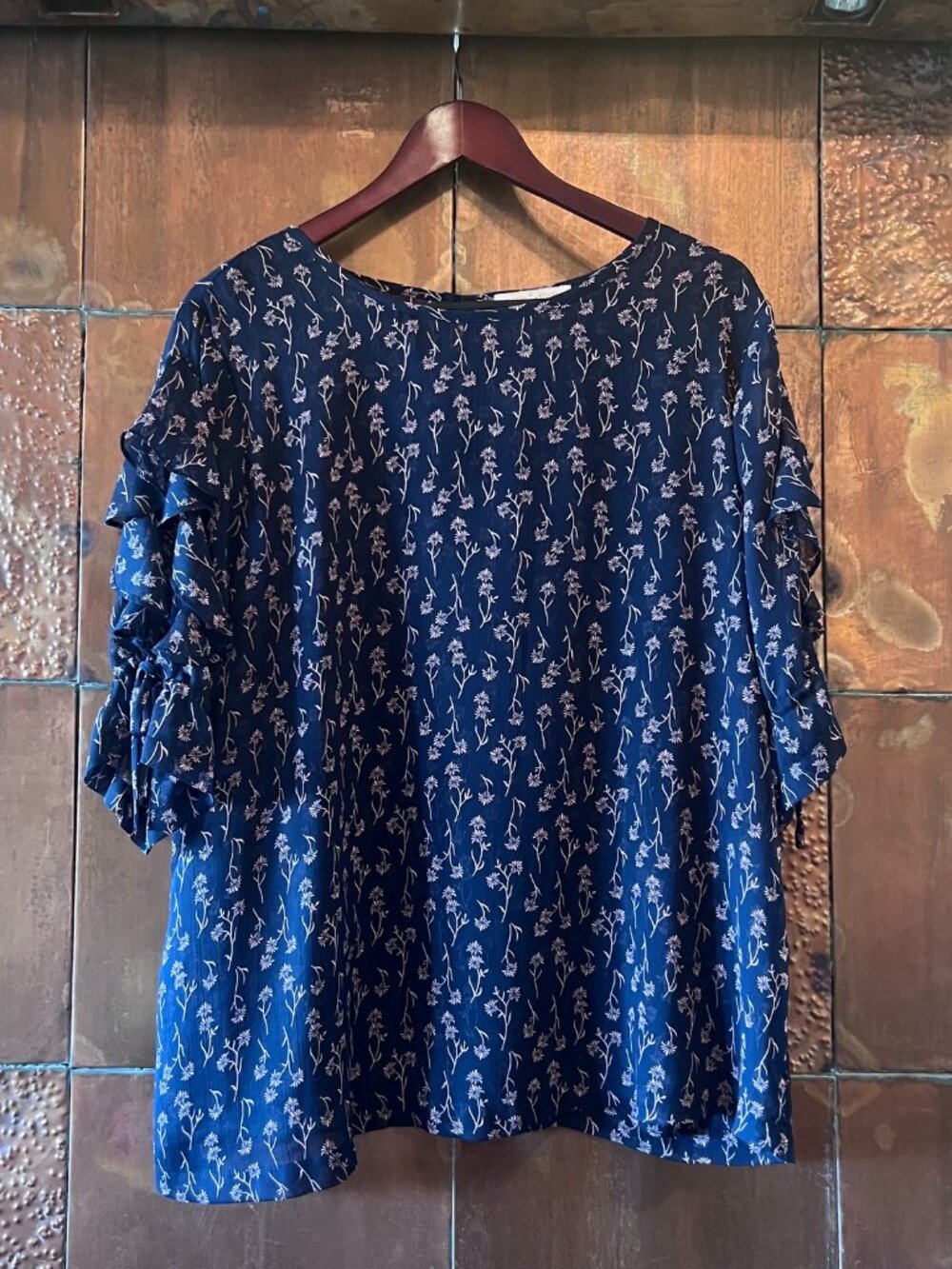 Gibson Latimer Cold-shoulder Blouse with Tie Sleeves * Navy & Pink * XL